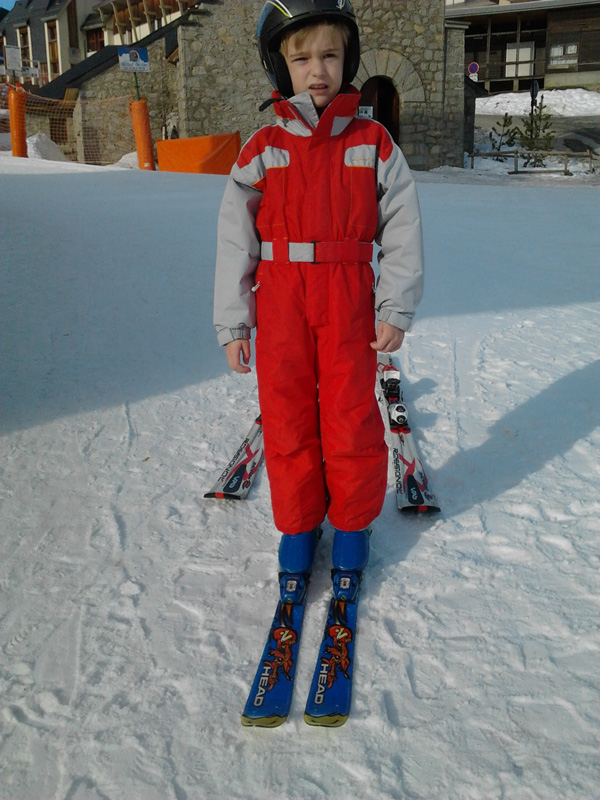 Hugo, jeune autiste, fait du ski