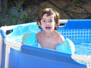 Baptiste, touché par le syndrome de Xfragile, joue dans la piscine