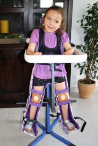 Petite fille handicapée sur son verticalisateur