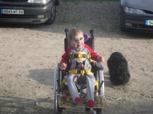 Ethan est un jeune garçon polyhandicapé