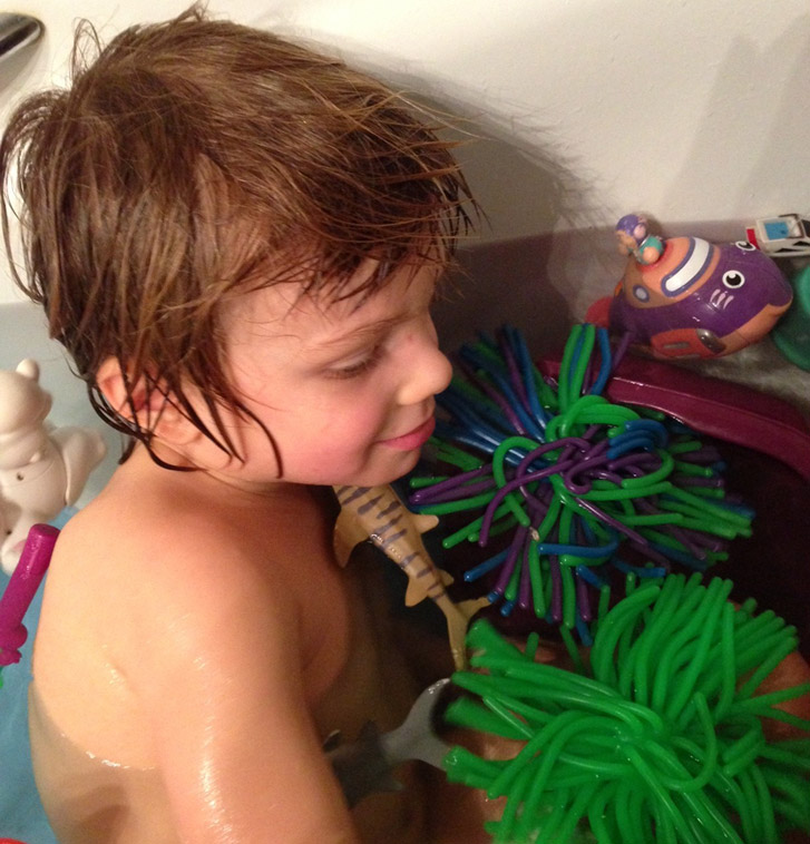 Loan joue dans le bain avec ses anémones de mer Hop'Toys