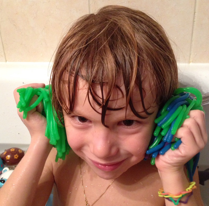 Noa joue dans le bain avec son anémone de mer Hop'Toys
