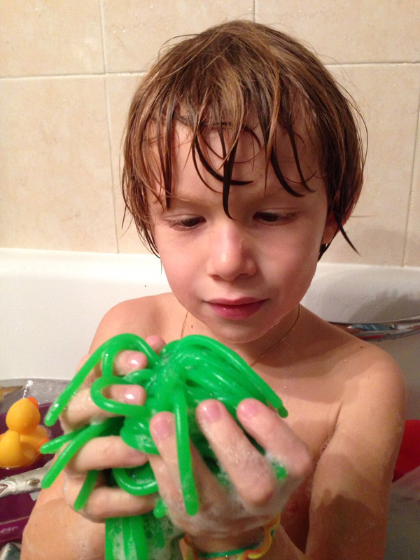 Noa joue dans le bain avec son anémone de mer Hop'Toys