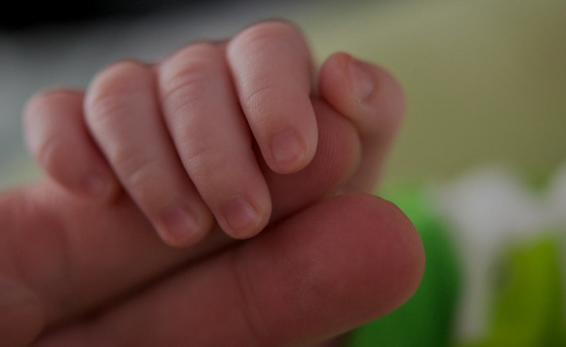Les bonnes astuces pour couper les ongles de bébé
