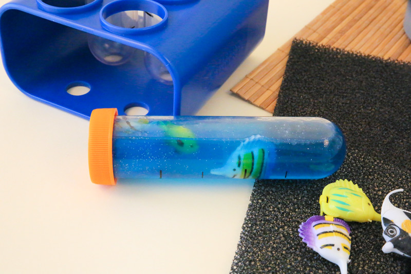 Des tubes sensoriels sur le thème marin - Blog Hop'Toys