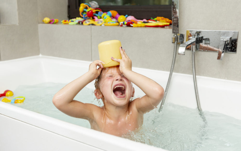 Comment éviter que votre enfant n'ouvre le robinet dans son bain?