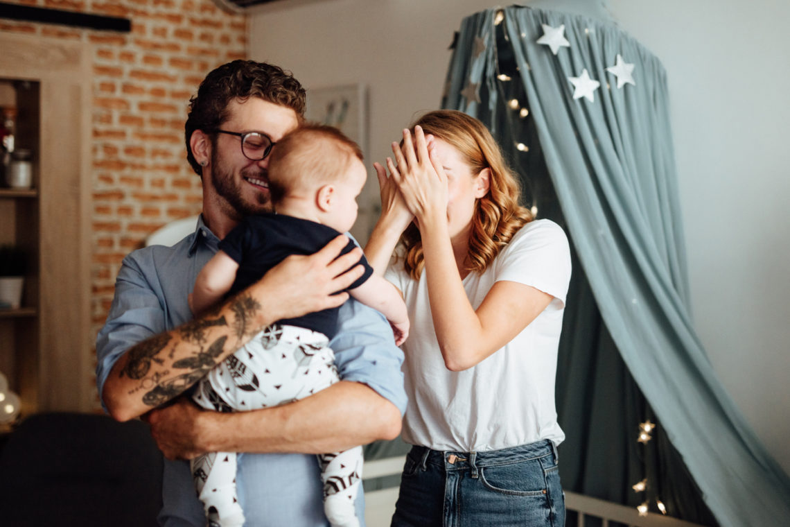 Bébé découvre la permanence de l'objet