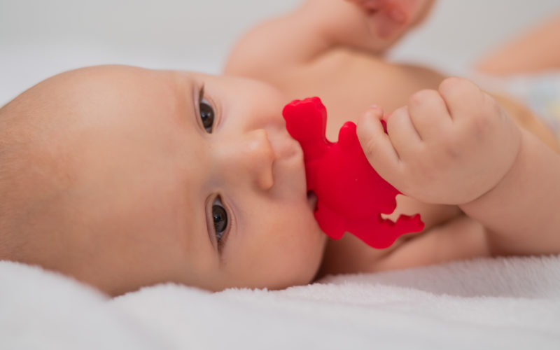 diagnostic du trouble alimentaire pédiatrique : bébé qui suce un jouet 