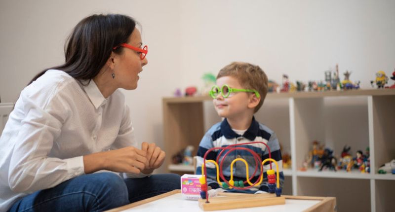 Un enfant parle à une adulte