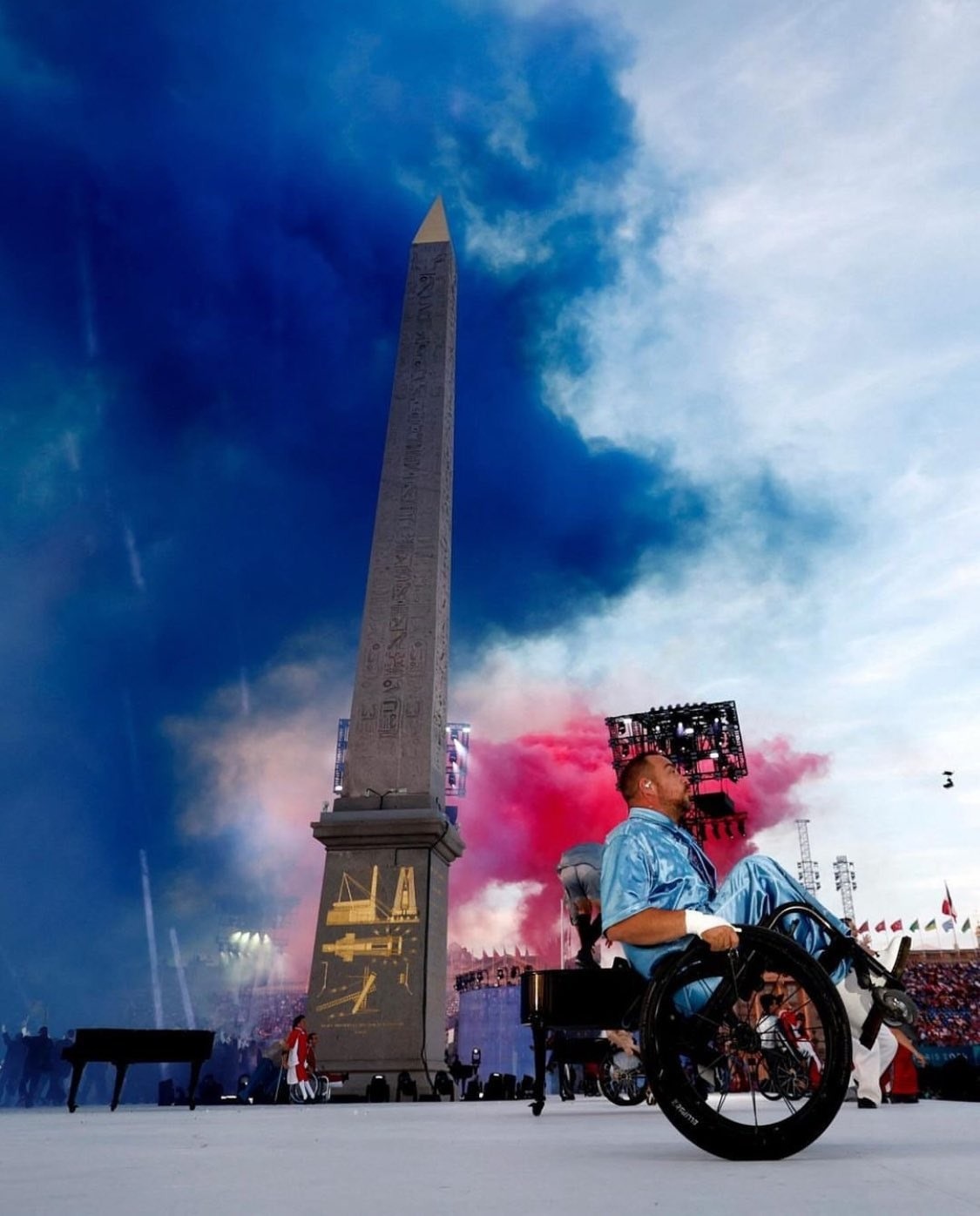 Performance avec des danseurs en situation de handicap sur la scène de la Place de la Concorde