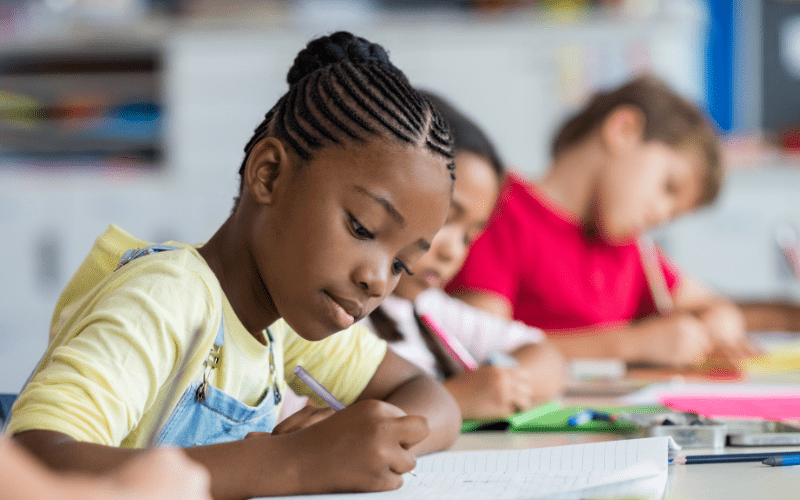 Enfant studieuse en classe