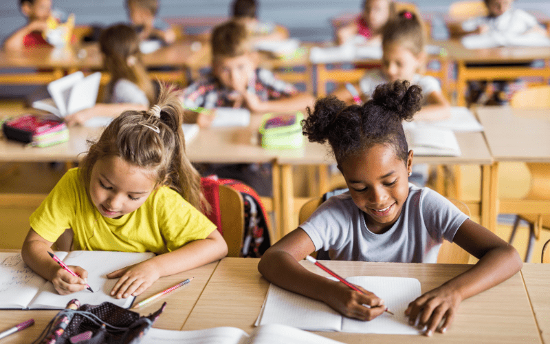 Enfants concentrés à l'école