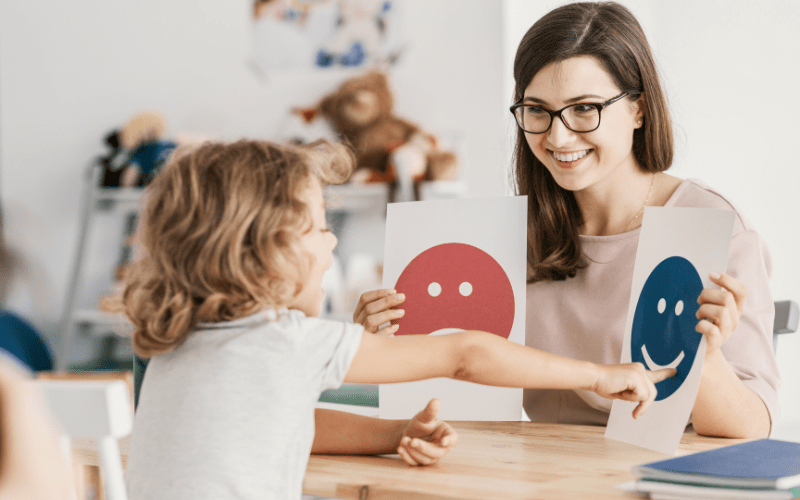 Petite fille en séance de psychoéducation