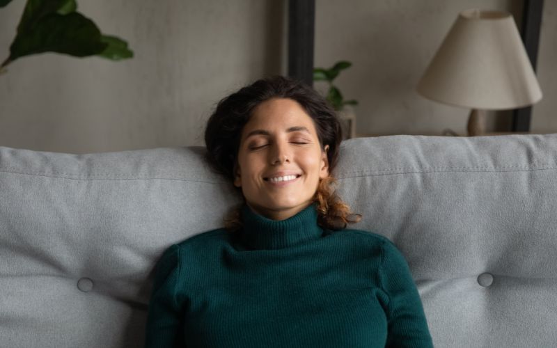 Femme sereine avec une bonne gestion des émotions